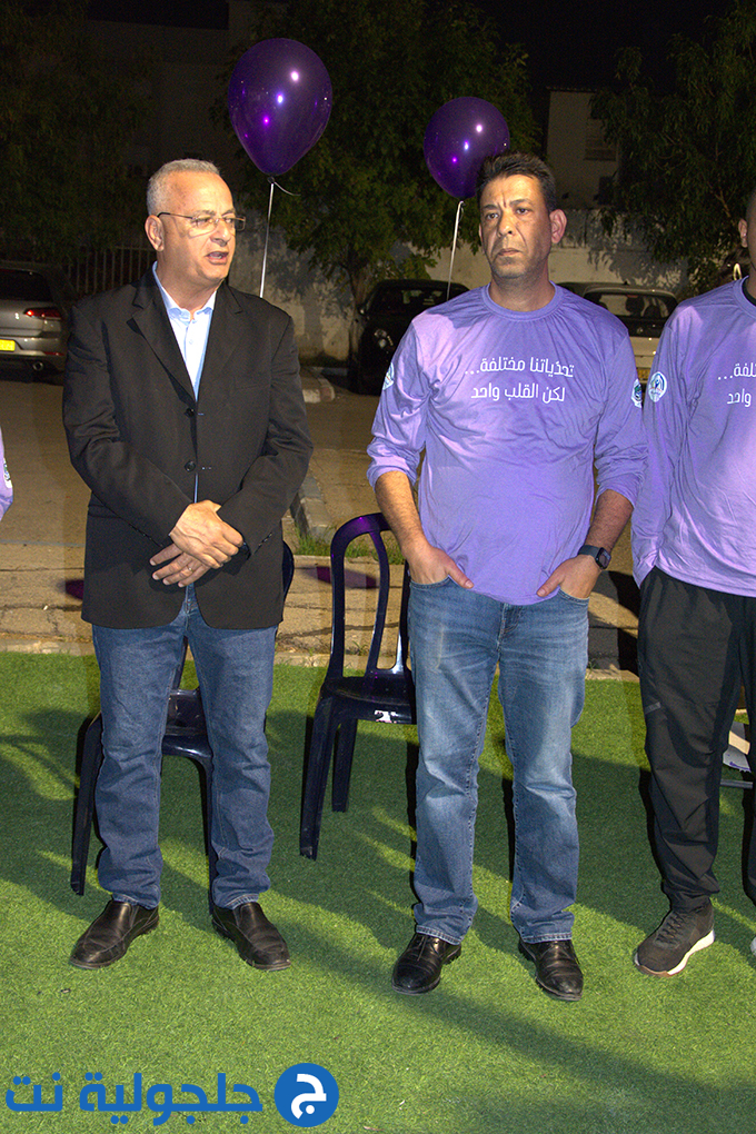 اضاءة المركز الجماهيري في جلجولية باللون البنفسجي بمناسبة اليوم العالمي لذوي الاحتياجات الخاصة